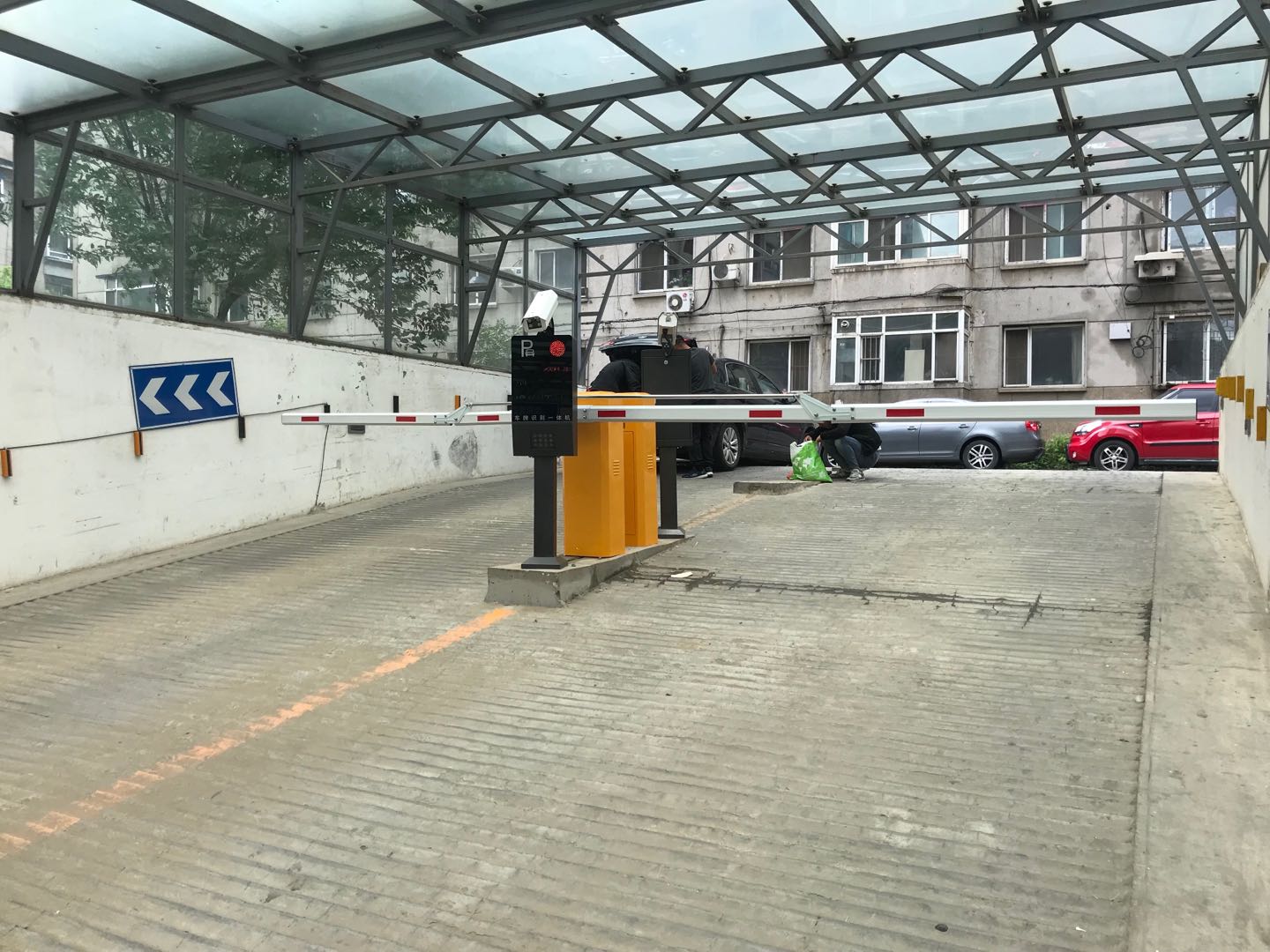 沈陽某大學(xué)家屬樓地下停車場折臂道閘車牌識別系統(tǒng)
