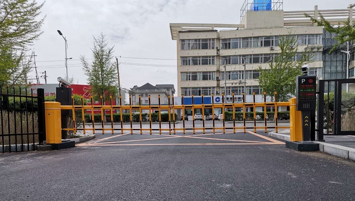 撫順望花稅務(wù)局道閘車牌識(shí)別伸縮門系統(tǒng)安裝現(xiàn)場