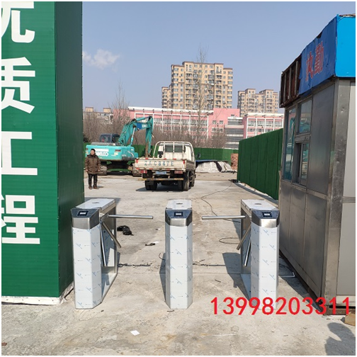 沈陽(yáng)理工大學(xué)校建工地三輥閘門(mén)禁系統(tǒng)1小時(shí)內(nèi)快速安裝完畢