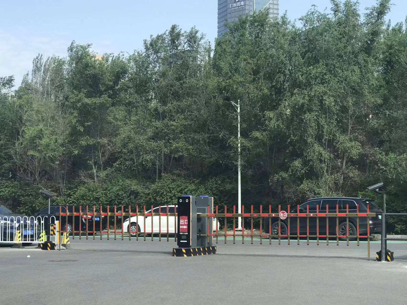 沈陽(yáng)五里河公園附近某大型停車(chē)場(chǎng)車(chē)牌識(shí)別車(chē)輛進(jìn)出管理收費(fèi)系統(tǒng)