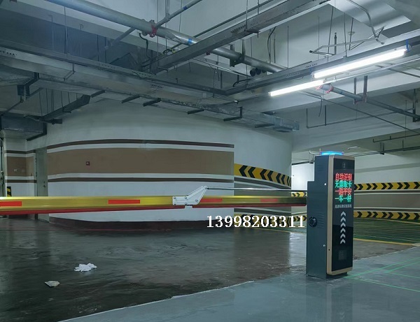 沈陽北站遼沈銀行道閘車牌識(shí)別一體機(jī)